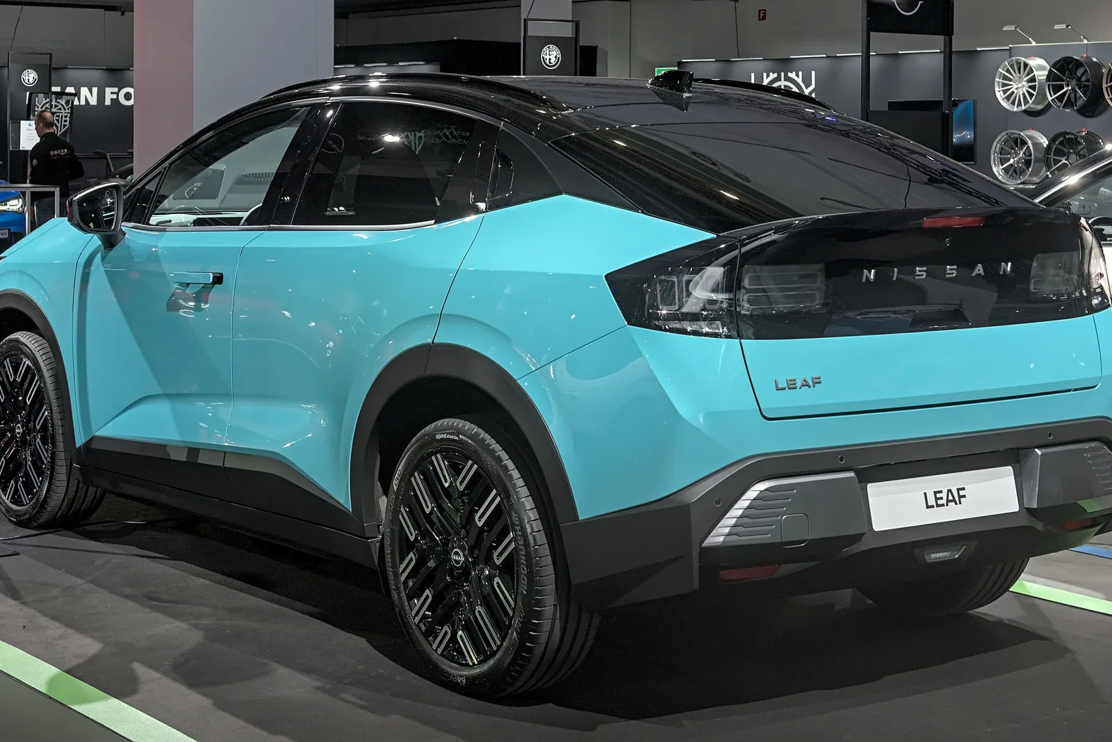 Nissan Leaf de troisième génération turquoise vue de l’arrière au salon Auto Zürich 2025