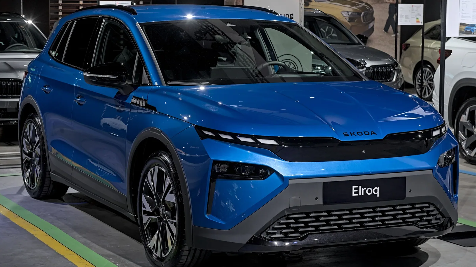 Skoda Elroq bleue exposée sur un stand du salon Auto Zürich