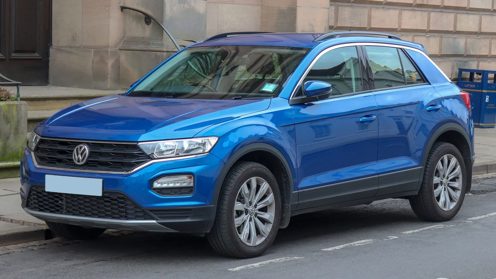 Volkswagen T-Roc bleu de première génération garé dans une rue