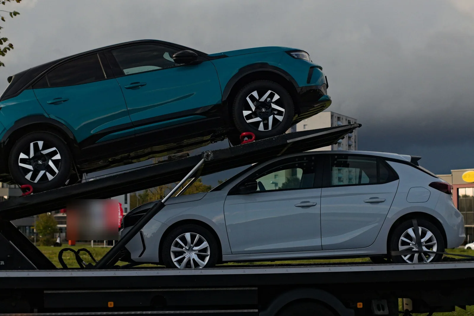Deux voitures chargées sur un camion porte-voitures