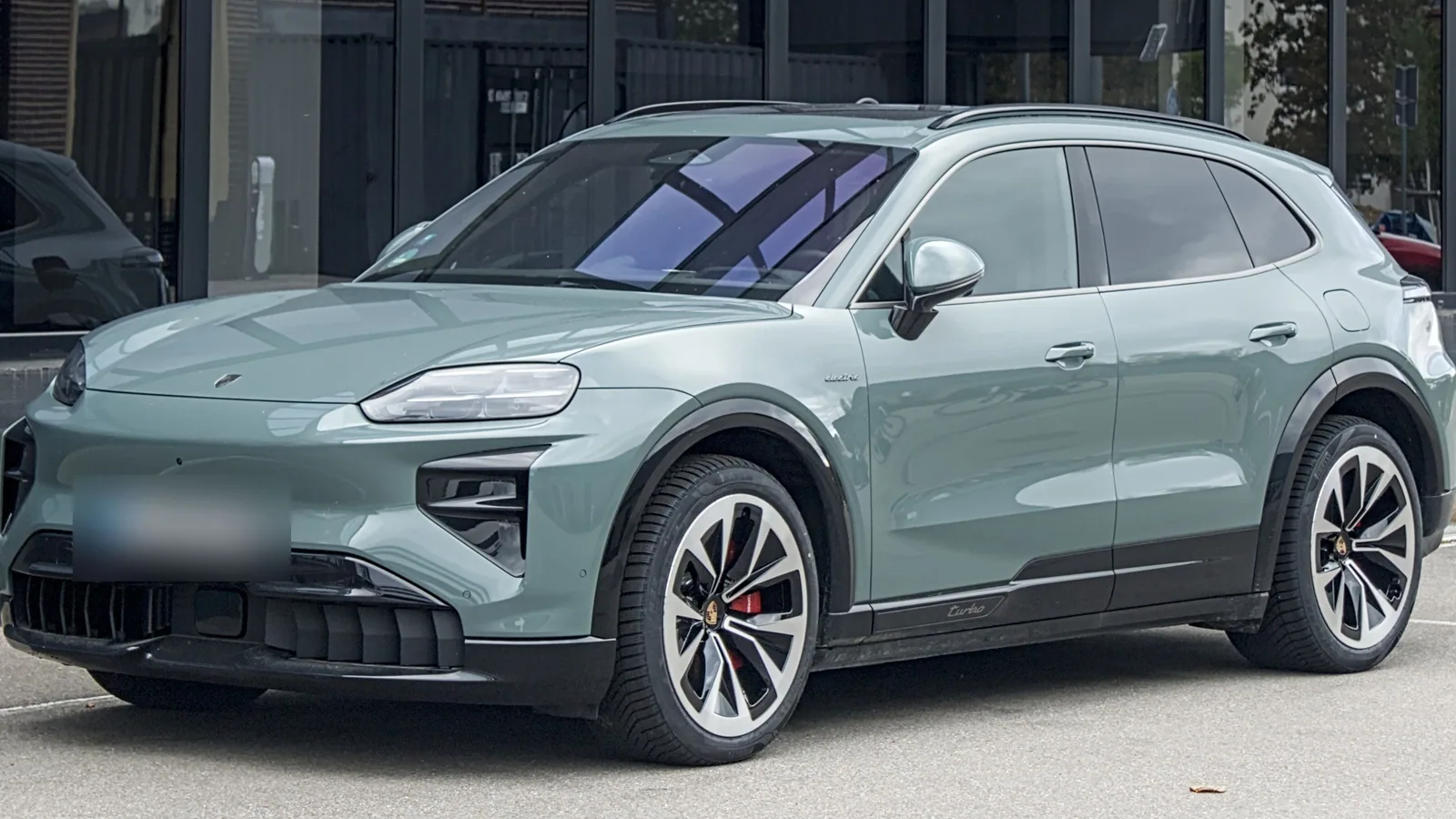 Porsche Cayenne Electric Turbo gris-vert garé, vue de trois quarts avant
