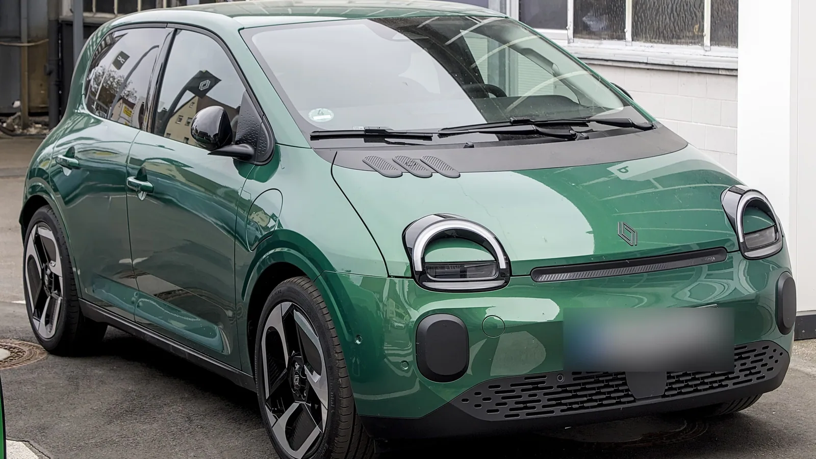 Renault Twingo E-Tech électrique verte de 2026 garée, vue de trois quarts avant