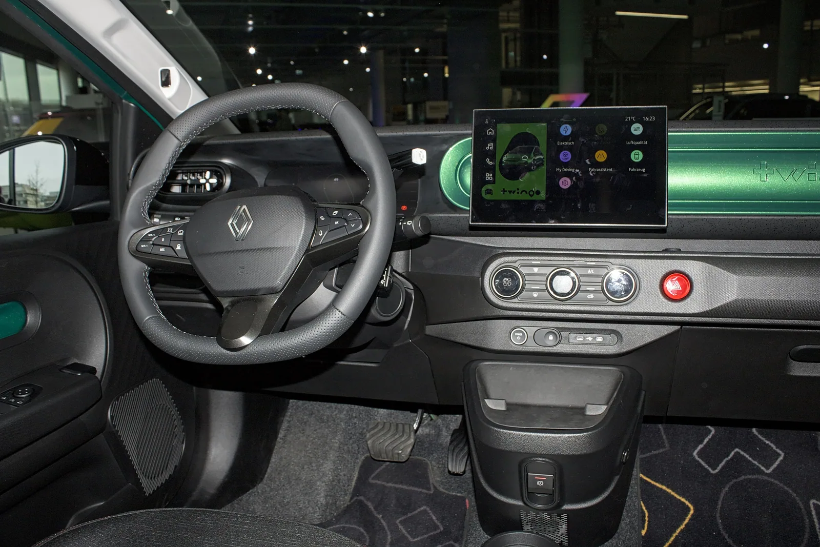 Poste de conduite de la Renault Twingo électrique, volant et écran central