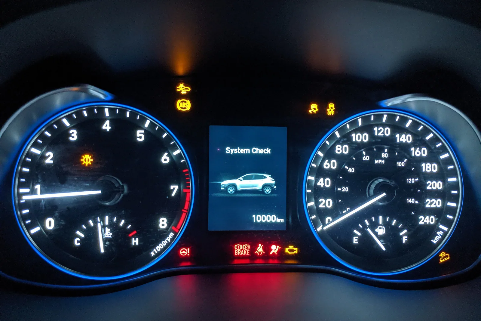 Compteur numérique d’une voiture affichant 10’000 kilomètres