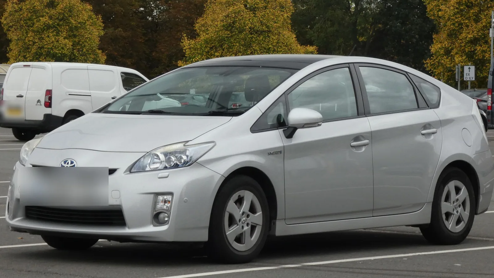 Toyota Prius grise de troisième génération (2009) garée sur un parking
