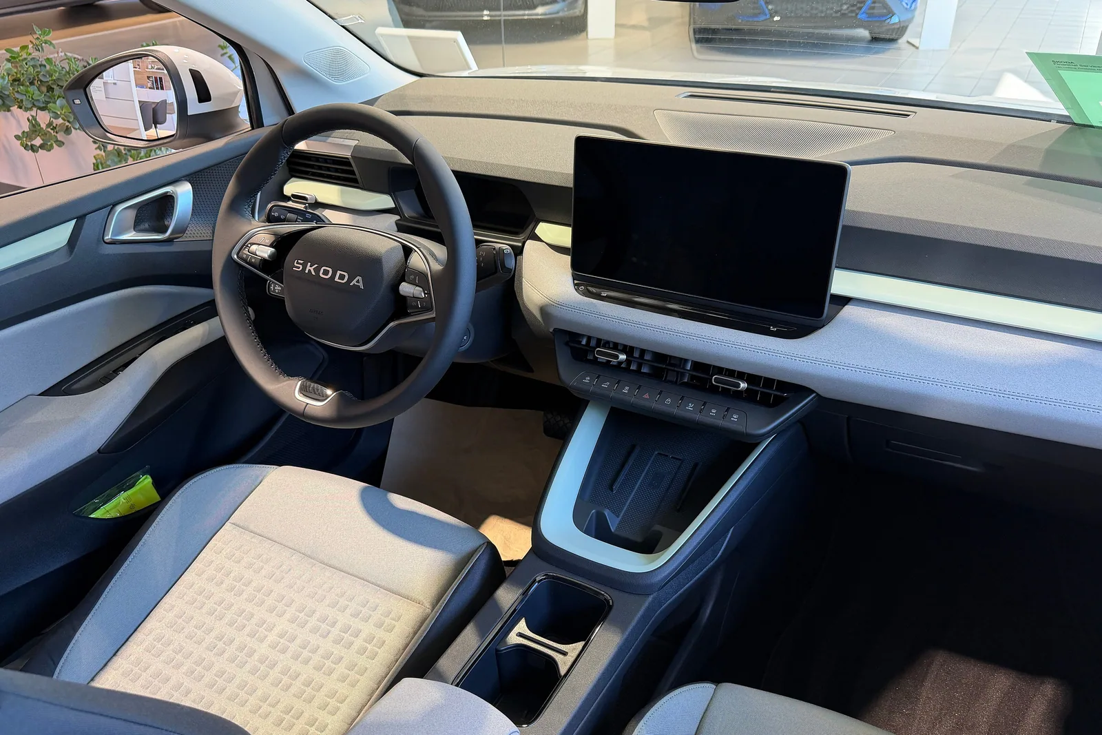 Poste de conduite du Skoda Epiq, volant et écran central