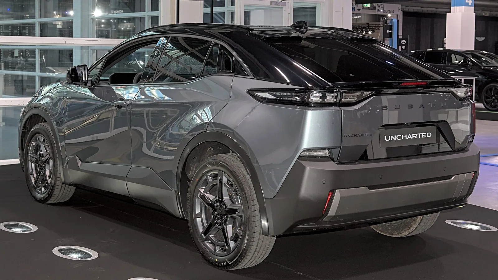 Subaru Uncharted gris exposé au salon Auto Zürich 2025, vue de trois quarts arrière