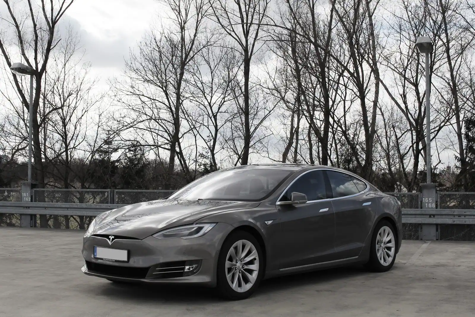 Tesla Model S restylée grise garée, vue de trois quarts avant
