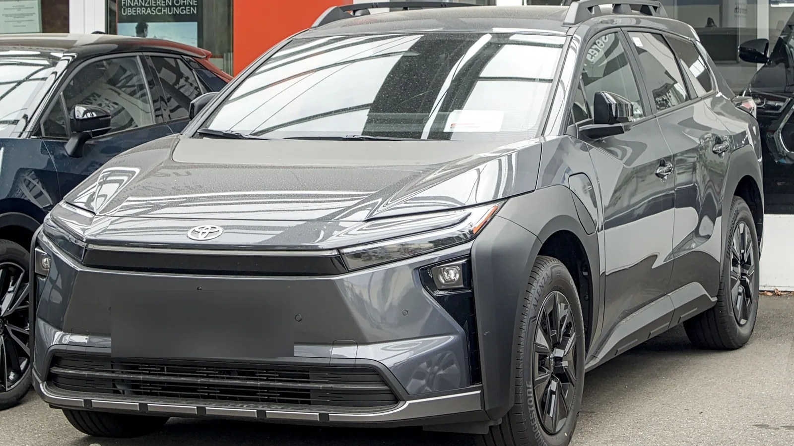 Toyota bZ4X Touring gris foncé garé, vue de trois quarts avant