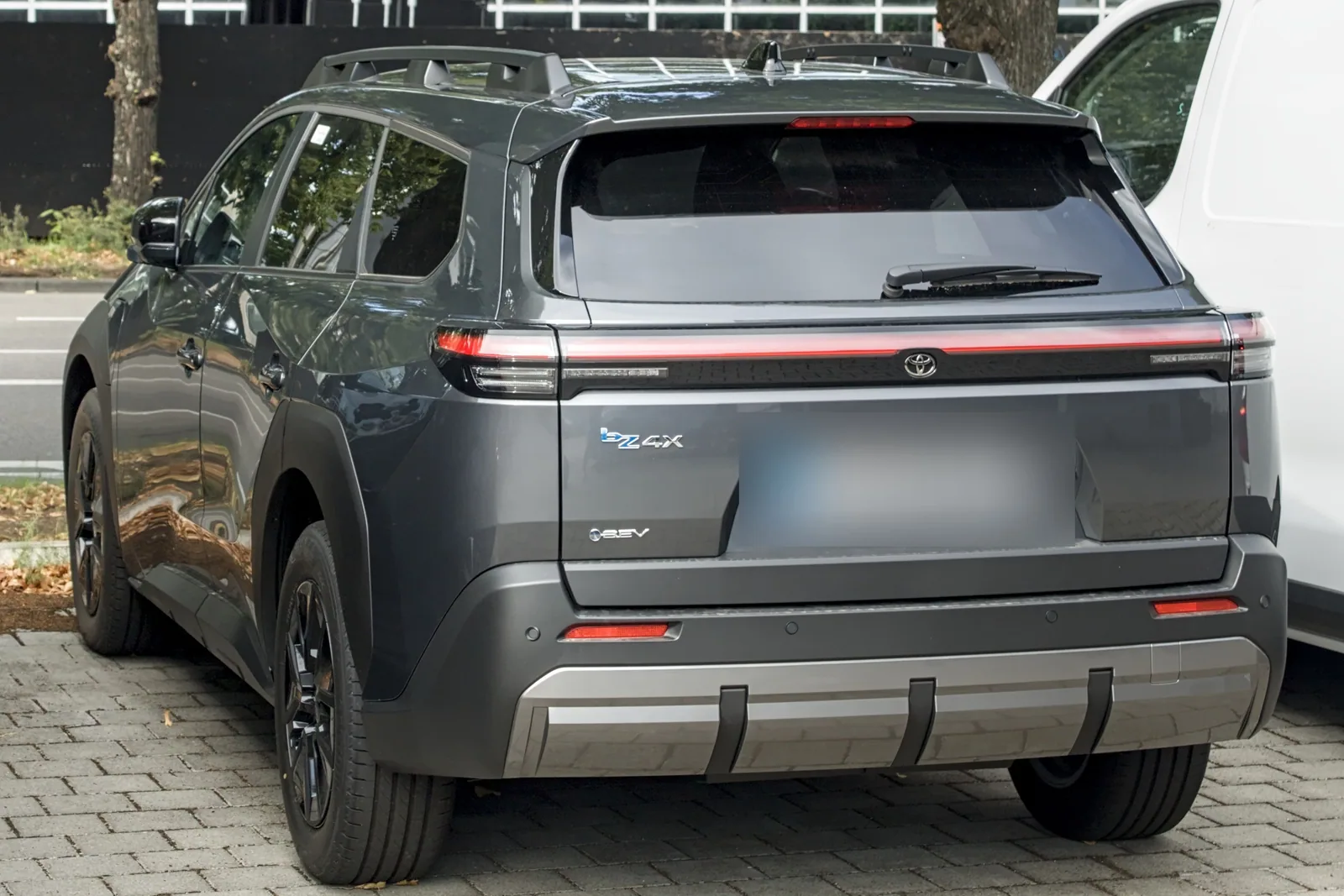 Toyota bZ4X Touring gris vu de l’arrière