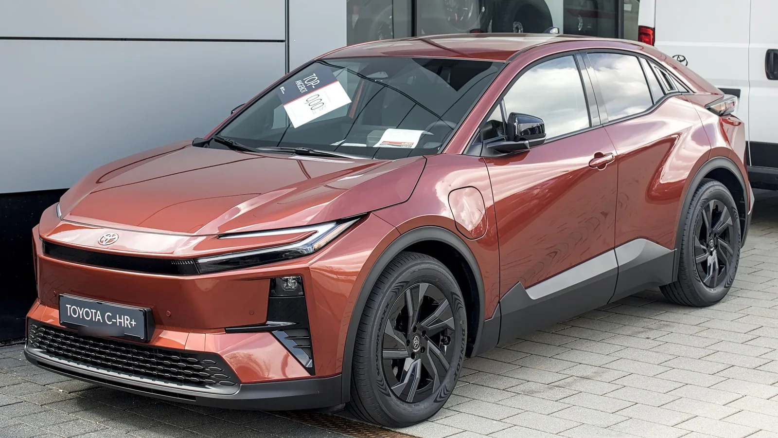 Toyota C-HR+ électrique cuivré garé, vue de trois quarts avant