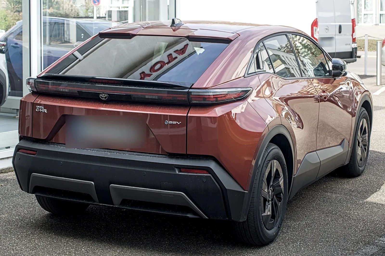 Toyota C-HR+ électrique cuivré vu de l’arrière