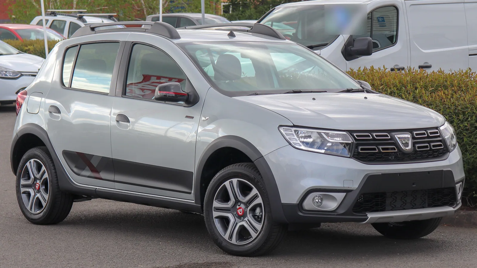 Dacia Sandero Stepway de deuxième génération grise garée, vue de trois quarts avant