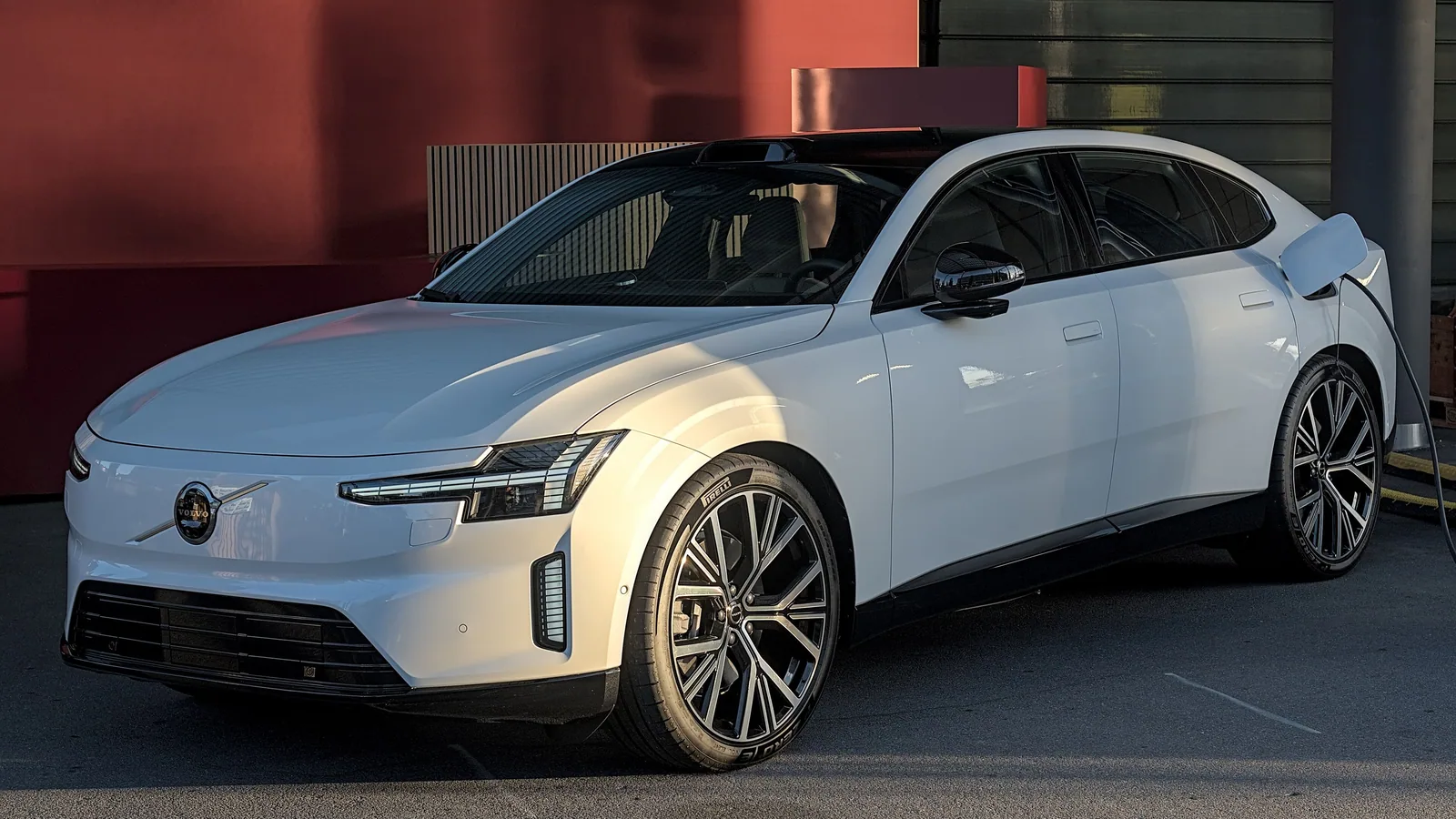 Volvo ES90 blanche exposée au salon Auto Zürich 2025, vue de trois quarts avant