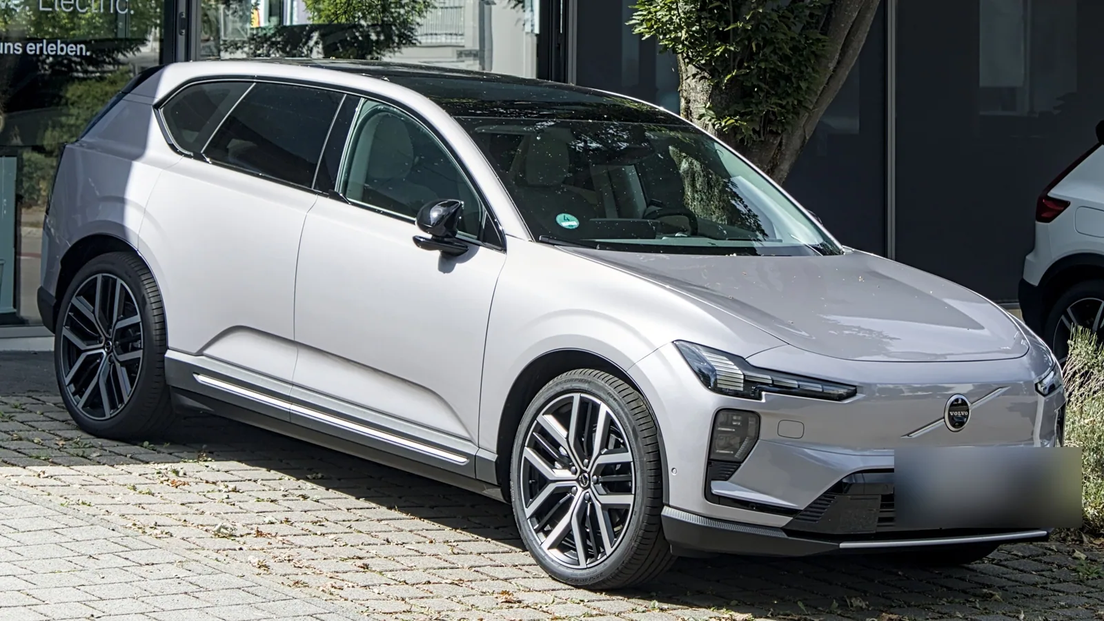 Volvo EX60 blanc garé, vue de trois quarts avant
