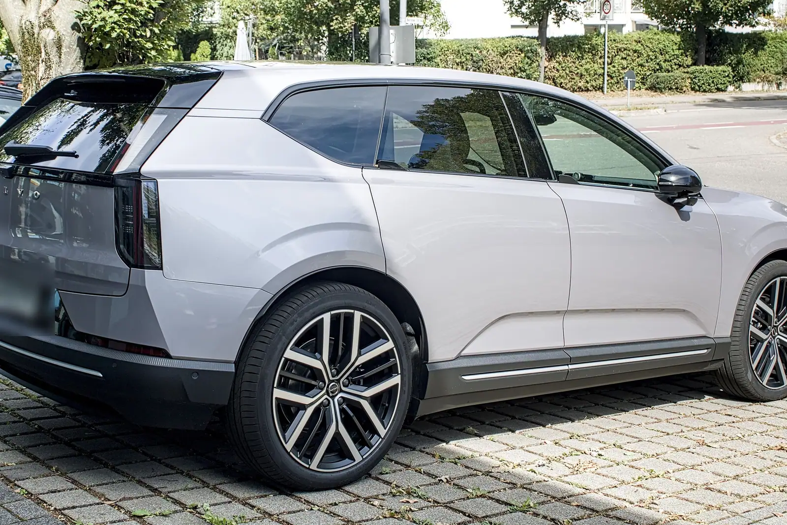 Volvo EX60 blanc vu de trois quarts arrière