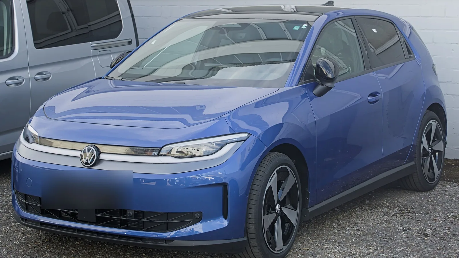 Volkswagen ID. Polo bleue garée, vue de trois quarts avant