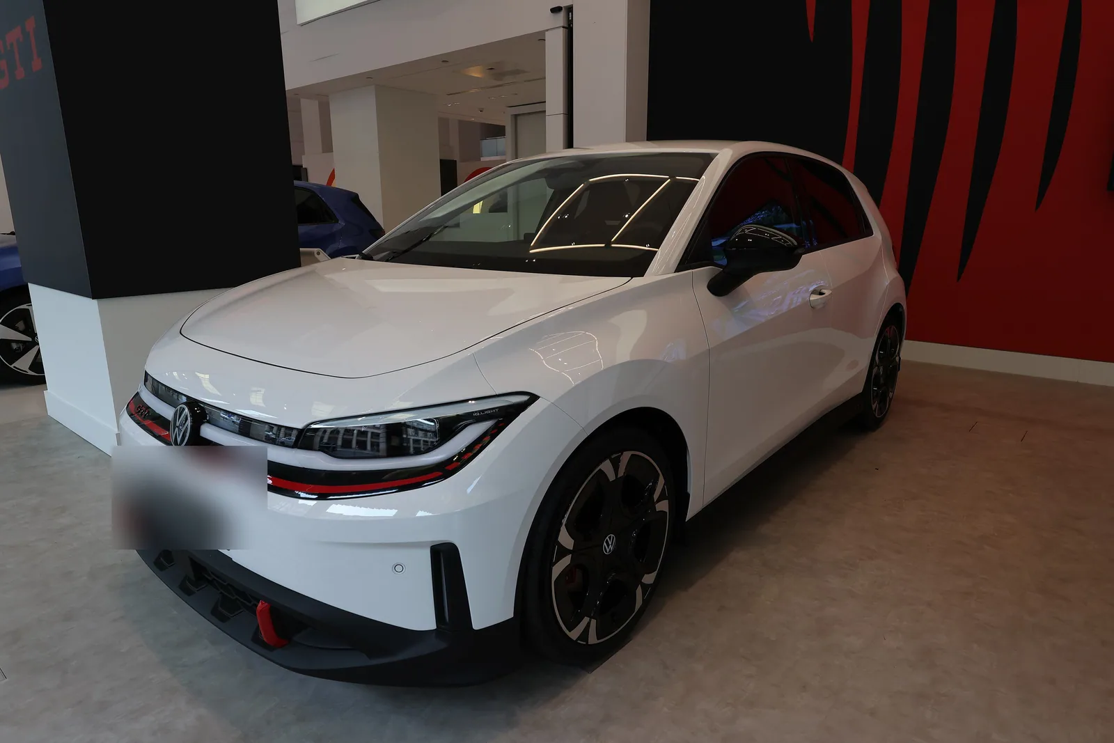 Volkswagen ID. Polo GTI blanche exposée dans un hall