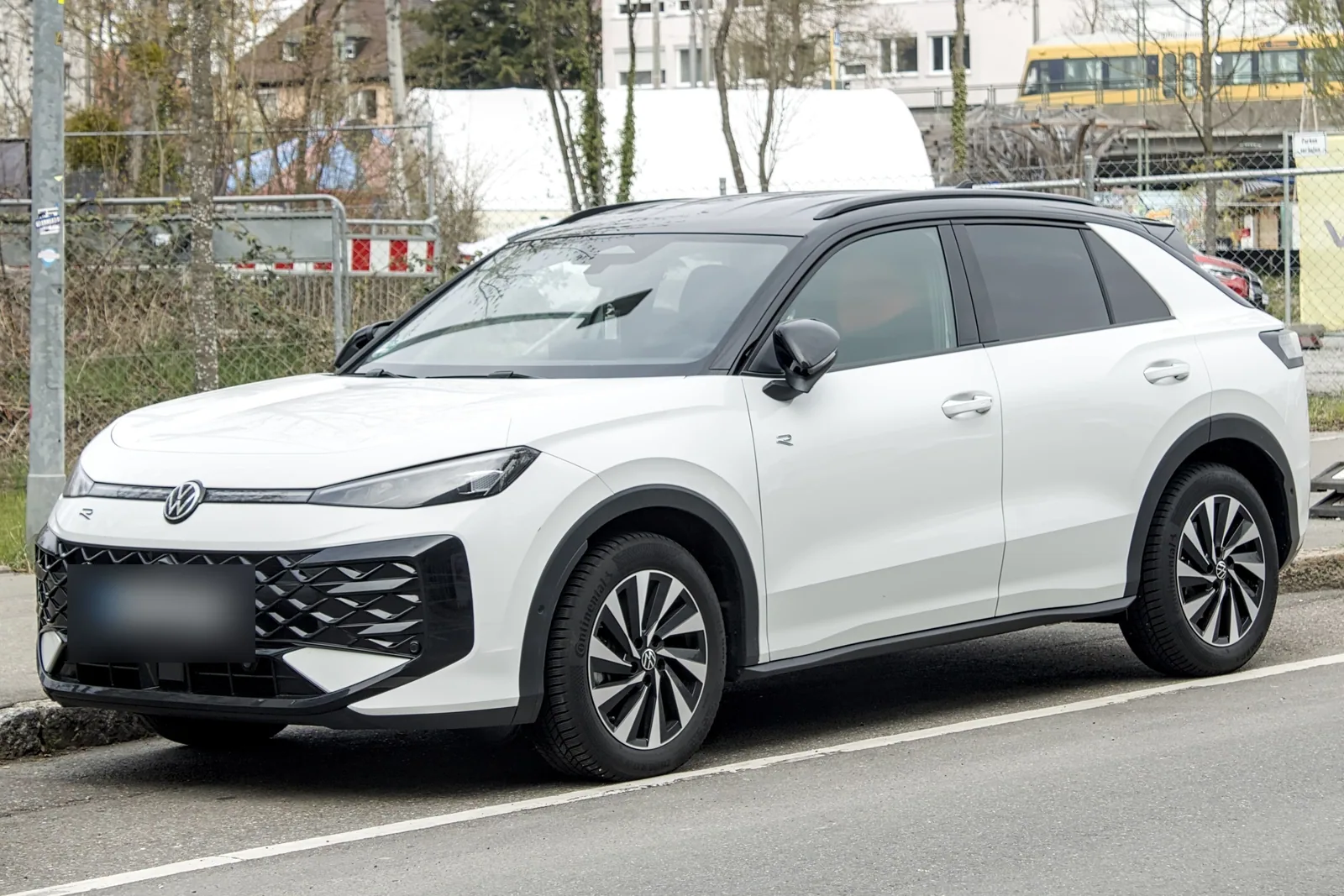 Volkswagen T-Roc de deuxième génération blanc garé, vue de trois quarts avant