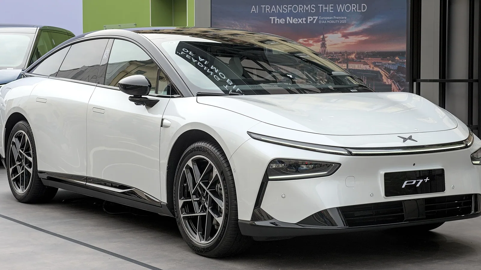 Xpeng P7+ blanche exposée à l’IAA 2025, vue de trois quarts avant