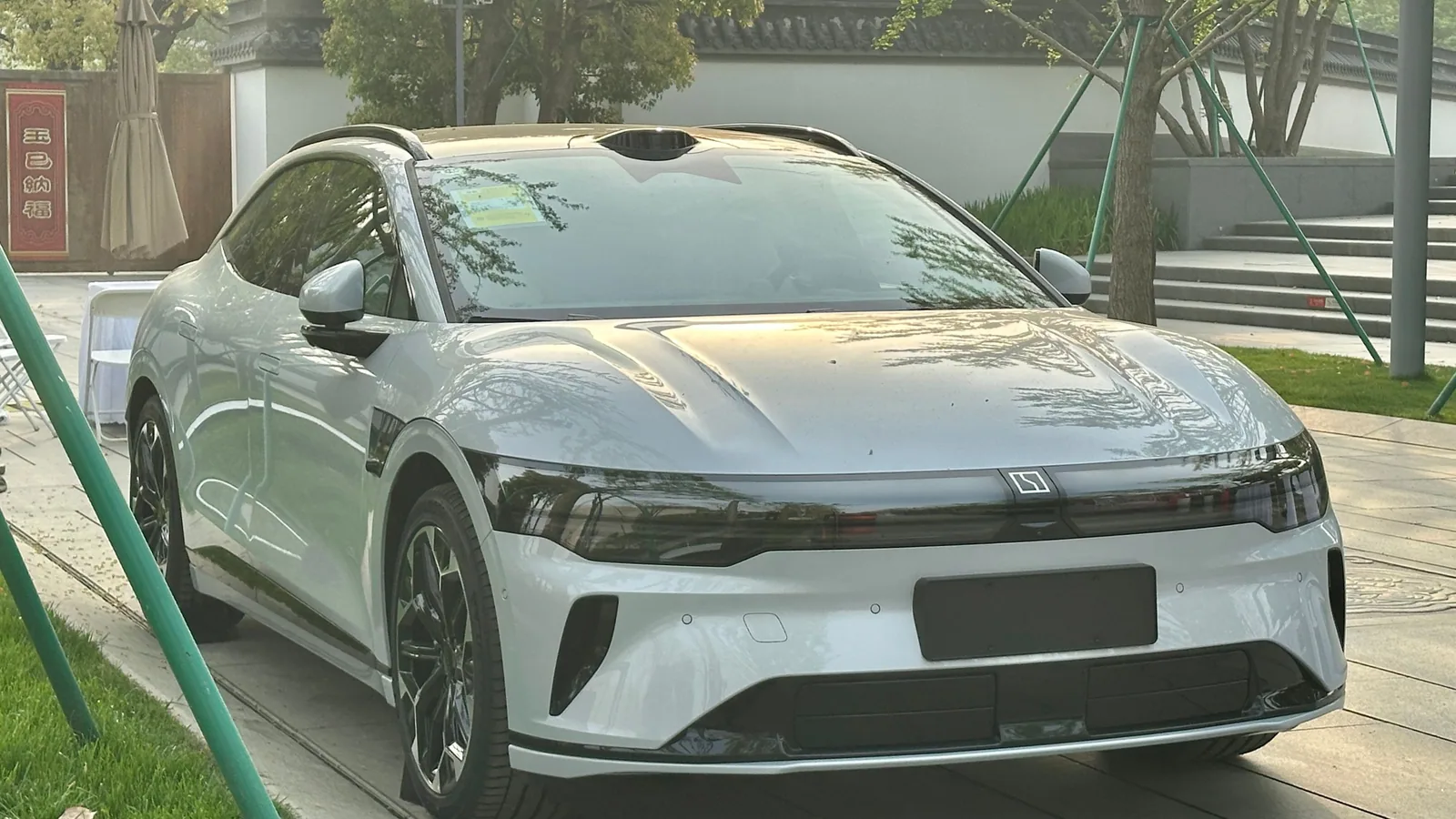 Zeekr 7GT (007 GT) blanc garé, vue de trois quarts avant